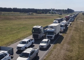 Los transportistas que cortan la autopista Rosario-Buenos Aires exigen hablar con un ministro