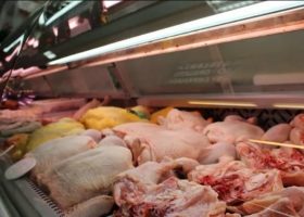 El consumidor pagó 3,1 veces más de lo que cobró el productor: la gripe aviar impactó en el precio del pollo.