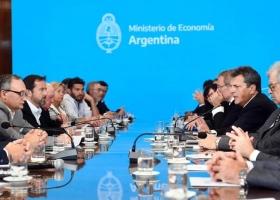 Dólar agro: Massa anunció un nuevo tipo de cambio a $300 para la exportación de soja y las economías regionales