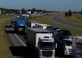 Transportistas, contra el Banco Central: trabas al dólar complican fletes internacionales