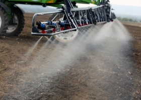 Combo explosivo. Crece la preocupación en la industria de insumos agrícolas por un impuesto de Massa