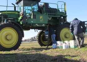 Distribuidores de insumos agrícolas de Buenos Aires temen que por el Impuesto PAIS se cierre la canilla en cualquier momento