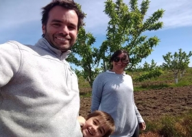 Es dar el paso. Están en el sur de Buenos Aires y revolucionan la zona con una producción de almendras