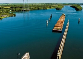 La agroexportación argentina toma distancia del gobierno y pide que el peaje en la Hidrovía se cobre a los países vecinos luego de definir las obras necesarias