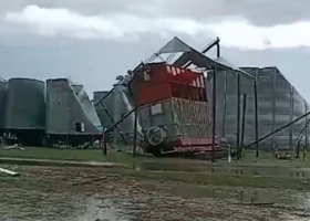 Una violenta tormenta con vientos de 100 km por hora provocó graves daños en Nueve de Julio y en Bragado