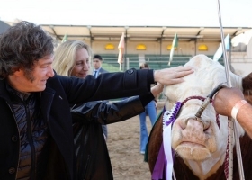 Milei fue hasta la expo del centenario de Hereford para comprobar la mansedumbre del sector agropecuario, que lo aplaude aunque no haya anuncios