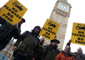 Asedio en Londres miles de productores protestan con sus tractores porque tendrán que pagar un impuesto a la herencia