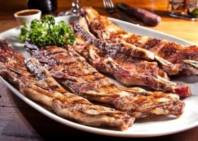 Controversia el Gobierno prometió mantener una barrera sanitaria de la Patagonia, pero presiona para que entre asado