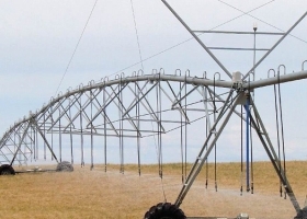 El gobierno informó un crecimiento en la superficie bajo riego y se adjudicó el logro