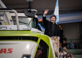 De local en la Rural un Milei en rol estelar, cómplice con el público y sin Villarruel en escena