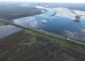 Funciona como un tapón piden una obra de emergencia sobre un puente para que pueda pasar el agua