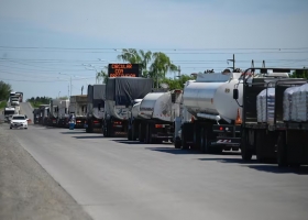 Inusual para la época se dispara el ingreso de camiones a los puertos cerealeros luego de la fugaz quita de las retenciones
