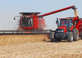 La falta de crédito golpea a la maquinaria agrícola y las fábricas sostienen ventas con financiamiento propio
