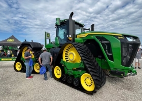 Cuesta más de US$1 millón llegó al país el tractor considerado el más grande del mundo
