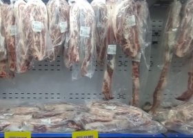Rompieron la barrera, pero al final nada cambió, Las góndolas patagónicas tienen asado a precio de CABA, pero aseguran que la calidad es tan baja que casi nadie lo compra