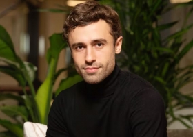 Oro biológico un argentino que convirtió guano de gallina en biofertilizante fue distinguido por una iniciativa apoyada por Bill Gates