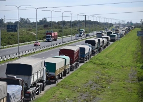 Cosecha récord llega un aluvión de camiones a los puertos del Gran Rosario