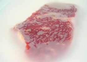Desarrollan un film biodegradable que conserva la carne vacuna igual que el plástico convencional