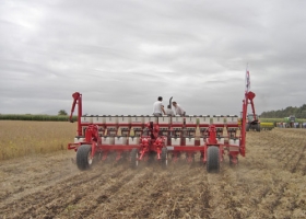 A PESAR DE LOS BUENOS PRECIOS DE LA SOJA CAE LA VENTA DE MAQUINARIA AGRÍCOLA