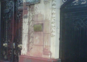 Baldazo de pintura roja a la fachada de la Sociedad Rural