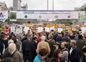 Vendieron verduras a "precio de campo" en el Obelisco