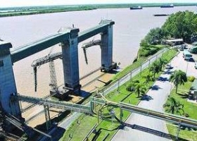 La caída de las exportaciones agudiza la escasez de dólares.