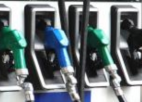 Acuerdan baja del 5% en los combustibles