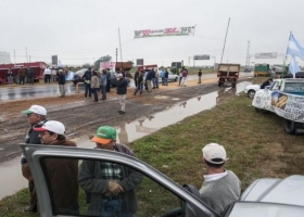 Ruidoso corte de ruta de productores en Santa Fe