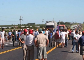 Productores tamberos amenazan cortar rutas.