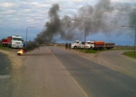 Transportistas de granos profundizan la protesta