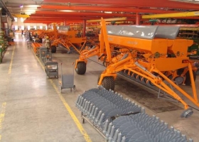 Maquinaria agrícola: fábricas suman horas extras y empleados