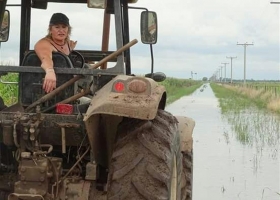 Las mujeres tamberas que pelean contra la inundación en el campo