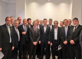 Macri prometió a los industriales que no se importará azúcar