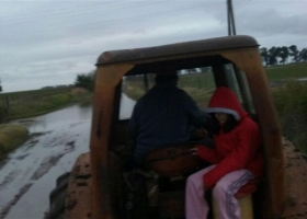 Del tractor a WhatsApp: cómo se hace para estudiar en las zonas rurales inundadas