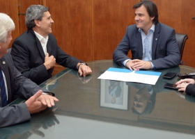 Firman un convenio para que más productores accedan al título de propiedad