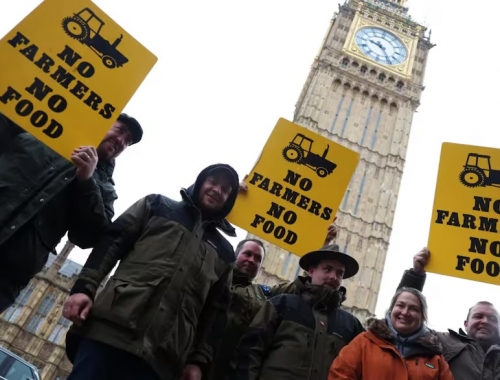 Asedio en Londres miles de productores protestan con sus tractores porque tendrán que pagar un impuesto a la herencia