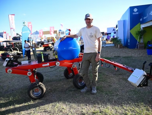 Desde un pueblo de 350 habitantes creó un robot para el agro que causa sensación por sus funciones