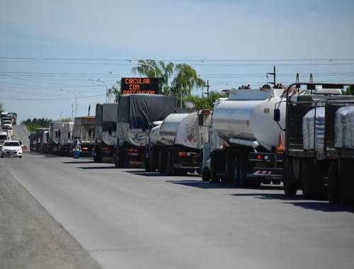 Inusual para la época se dispara el ingreso de camiones a los puertos cerealeros luego de la fugaz quita de las retenciones