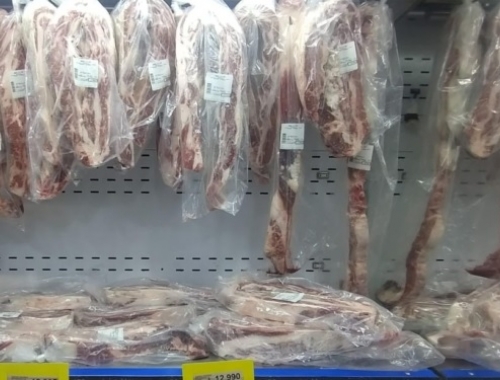 Rompieron la barrera, pero al final nada cambió, Las góndolas patagónicas tienen asado a precio de CABA, pero aseguran que la calidad es tan baja que casi nadie lo compra