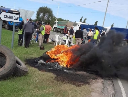 Ante la protesta en las rutas pidieron la intervención de la policía para que puedan circular los camiones con granos