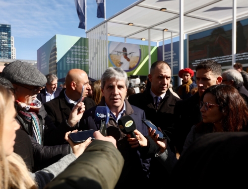 Caputo ratificó que el campo seguirá primero en la baja de retenciones