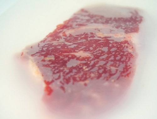 Desarrollan un film biodegradable que conserva la carne vacuna igual que el plástico convencional