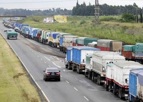 Las rutas ya sienten la presencia de camiones cargados de maíz