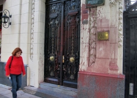El frente de la sede de la Sociedad Rural de Rosario fue blanco de vandalismo 
